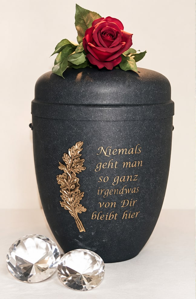 Dunkle Urne mit einer roten Rose